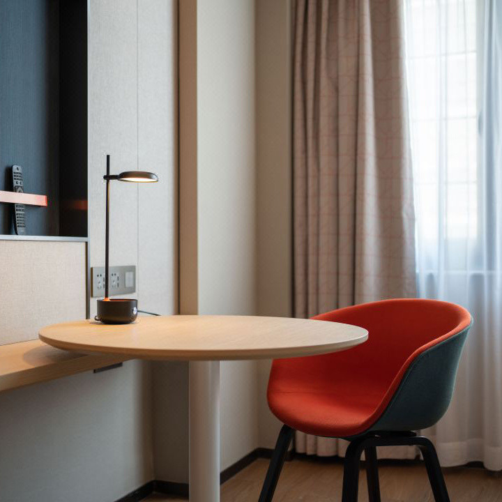 Indoor Terapan Kamar Tidur Ganda Kain Kayu Headboard untuk 3 Star Hotel Furniture Set
